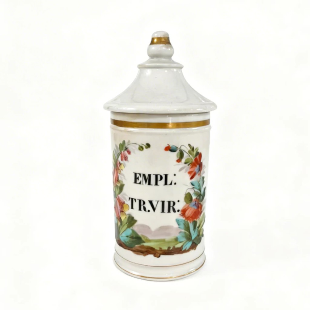 In&iacute;cio / Vintage / Cer&acirc;micas e porcelanas / Fran&ccedil;a s&eacute;c XIX | Pote de farm&aacute;cia | Porcelana | 24 x 10 cm Pote de farm&aacute;cia vintage em porcelana branca com tampa c&ocirc;nica e decora&ccedil;&atilde;o floral colorida Pote de farm&aacute;cia vintage em porcelana branca com tampa c&ocirc;nica e decora&ccedil;&atilde;o floral colorida Pote de farm&aacute;cia vintage em porcelana branca com tampa c&ocirc;nica e decora&ccedil;&atilde;o floral colorida Pote de farm&aacute;cia vintage em porcelana branca com tampa c&ocirc;nica e decora&ccedil;&atilde;o floral colorida Pote de farm&aacute;cia vintage em porcelana branca com tampa c&ocirc;nica e decora&ccedil;&atilde;o floral colorida Pote de farm&aacute;cia vintage em porcelana branca com tampa c&ocirc;nica e decora&ccedil;&atilde;o floral colorida Pote de farm&aacute;cia vintage em porcelana branca com tampa c&ocirc;nica e decora&ccedil;&atilde;o floral colorida Pote de farm&aacute;cia vintage em porcelana branca com tampa c&ocirc;nica e decora&ccedil;&atilde;o floral colorida D&uacute;vidas? Clique aqui e chame no Whatsapp ■ Descri&ccedil;&atilde;o  Pote de farm&aacute;cia em porcelana francesa, produzido no s&eacute;culo XIX. A pe&ccedil;a apresenta cartela decorativa policromada &agrave; m&atilde;o com motivos florais e filetes em dourado, trazendo a inscri&ccedil;&atilde;o &ldquo;EMPL. TR. VIR.&rdquo;, abrevia&ccedil;&atilde;o utilizada em prepara&ccedil;&otilde;es farmac&ecirc;uticas tradicionais.  Objetos como este integravam o mobili&aacute;rio de antigas boticas e farm&aacute;cias, destinados ao armazenamento de subst&acirc;ncias e preparados medicinais. Apresenta marca em vermelho na base, identificando produ&ccedil;&atilde;o francesa de Paris, caracter&iacute;stica comum em recipientes farmac&ecirc;uticos fabricados para boticas e laborat&oacute;rios desta &eacute;poca.   