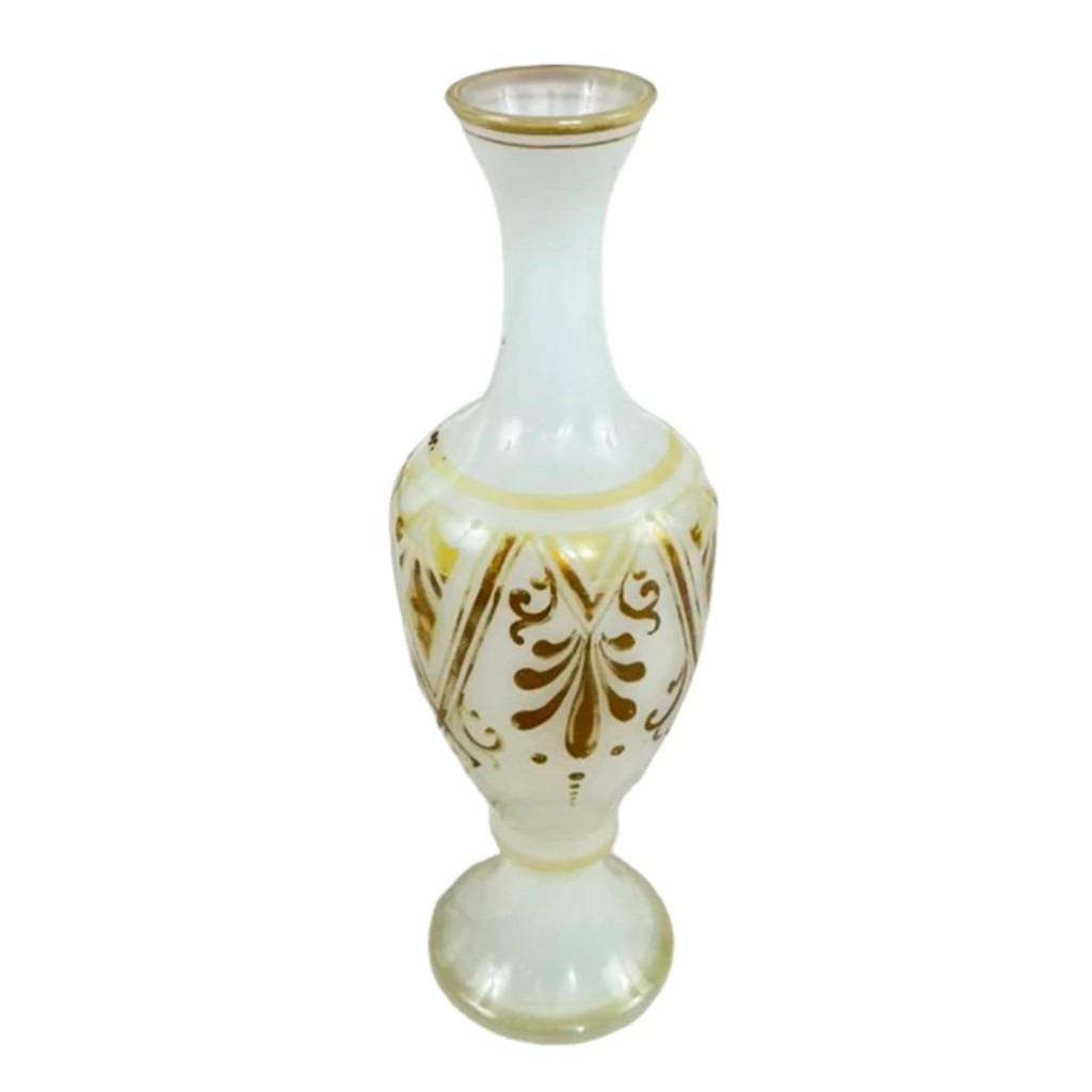 Vaso em opalina francesa, s&eacute;culo XIX. Em vidro leitoso com delicada decora&ccedil;&atilde;o dourada, apresenta forma alongada e base elevada, t&iacute;pica das produ&ccedil;&otilde;es decorativas do per&iacute;odo. Uma pe&ccedil;a atemporal que combina leveza visual com detalhes ornamentais.