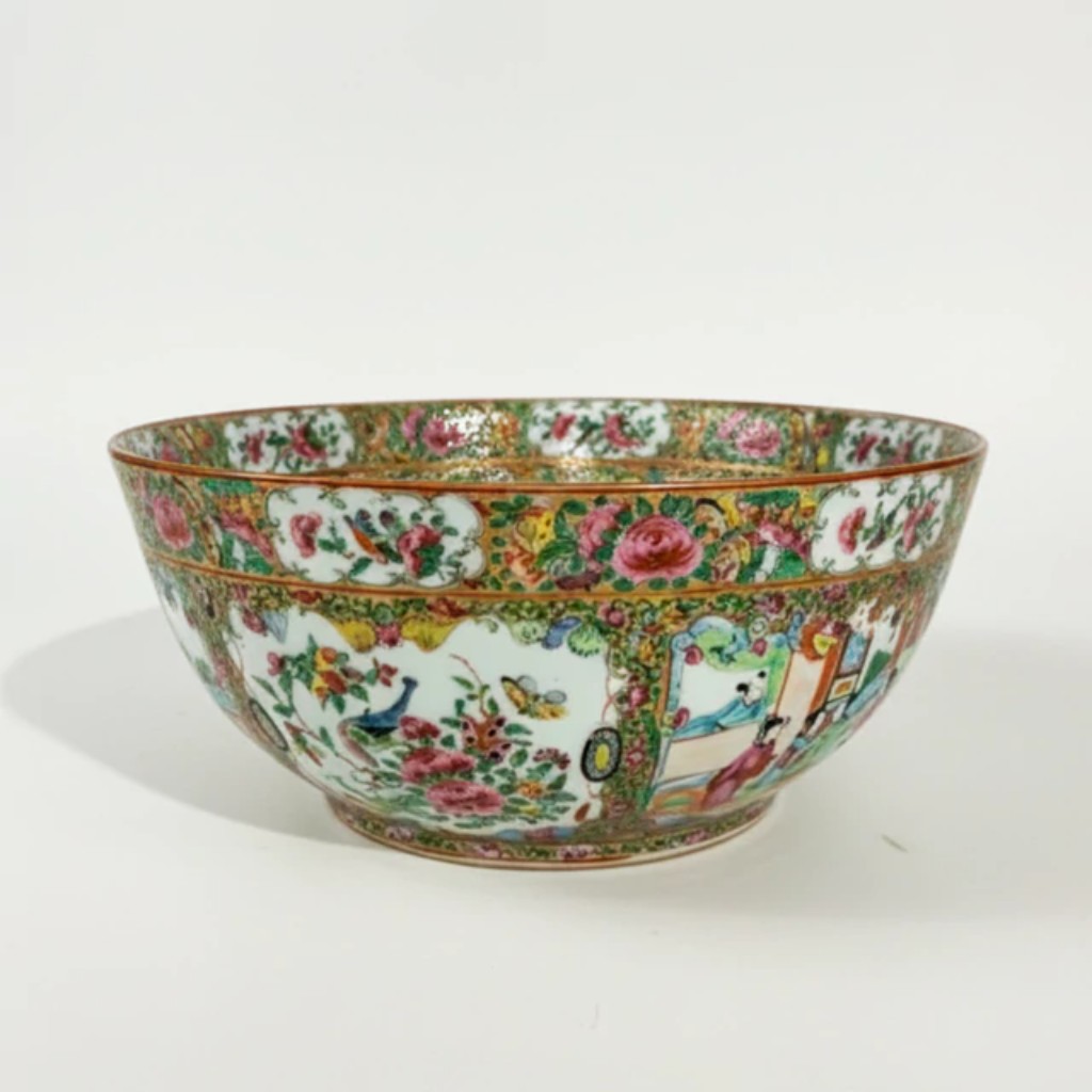 Grande bowl em porcelana decorado no padr&atilde;o conhecido como Mandarim. Produzido na China durante a Dinastia Qing, no reinado do Imperador Daoguang (1821&ndash;1850), in&iacute;cio do s&eacute;culo XIX. Apresenta rica decora&ccedil;&atilde;o policromada com reservas figurativas representando cenas de interior palaciano com personagens da corte, intercaladas por exuberantes composi&ccedil;&otilde;es florais, borboletas e elaborados elementos ornamentais dourados. O chamado padr&atilde;o Mandarim tornou-se particularmente apreciado nas porcelanas chinesas do s&eacute;culo XIX, destacando-se pela narrativa figurativa e pela abund&acirc;ncia decorativa caracter&iacute;stica das manufaturas do per&iacute;odo.