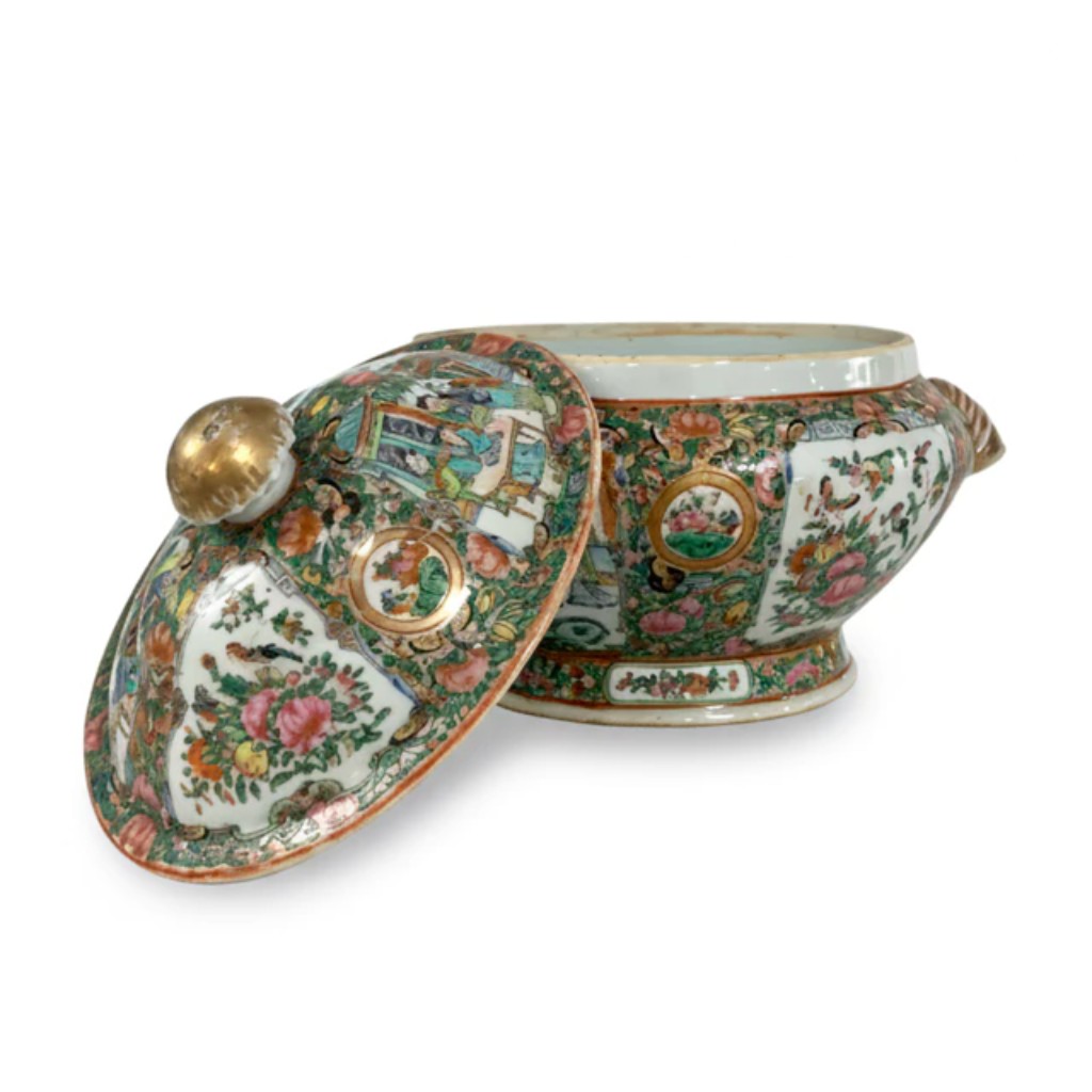 Sopeira em porcelana decorada no padr&atilde;o conhecido como Mandarim. Produzida na China durante a Dinastia Qing, no s&eacute;culo XIX. Apresenta rica decora&ccedil;&atilde;o policromada com reservas figurativas representando cenas de interior palaciano com personagens da corte, intercaladas por composi&ccedil;&otilde;es florais, borboletas e elaborados elementos ornamentais.   