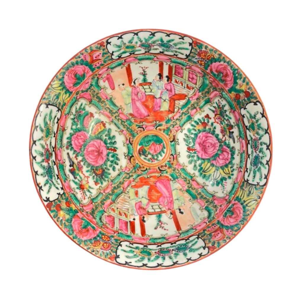 Prato em porcelana &ldquo;Mandarim&rdquo;, China, s&eacute;culo XIX, com rica decora&ccedil;&atilde;o em esmaltes policromados aplicada sobre o vidrado, destacando cenas figurativas da vida cortes&atilde; chinesa em ambientes internos, cercadas por uma exuberante composi&ccedil;&atilde;o floral. A pe&ccedil;a apresenta a paleta caracter&iacute;stica desse estilo, com predomin&acirc;ncia de tons de rosa, verde, azul e dourado, evidenciando o alto n&iacute;vel t&eacute;cnico e o detalhamento minucioso da pintura. Produzida no contexto da porcelana de exporta&ccedil;&atilde;o, reflete a adapta&ccedil;&atilde;o da tradi&ccedil;&atilde;o chinesa ao gosto europeu, combinando narrativa visual, ornamenta&ccedil;&atilde;o densa e forte apelo decorativo.