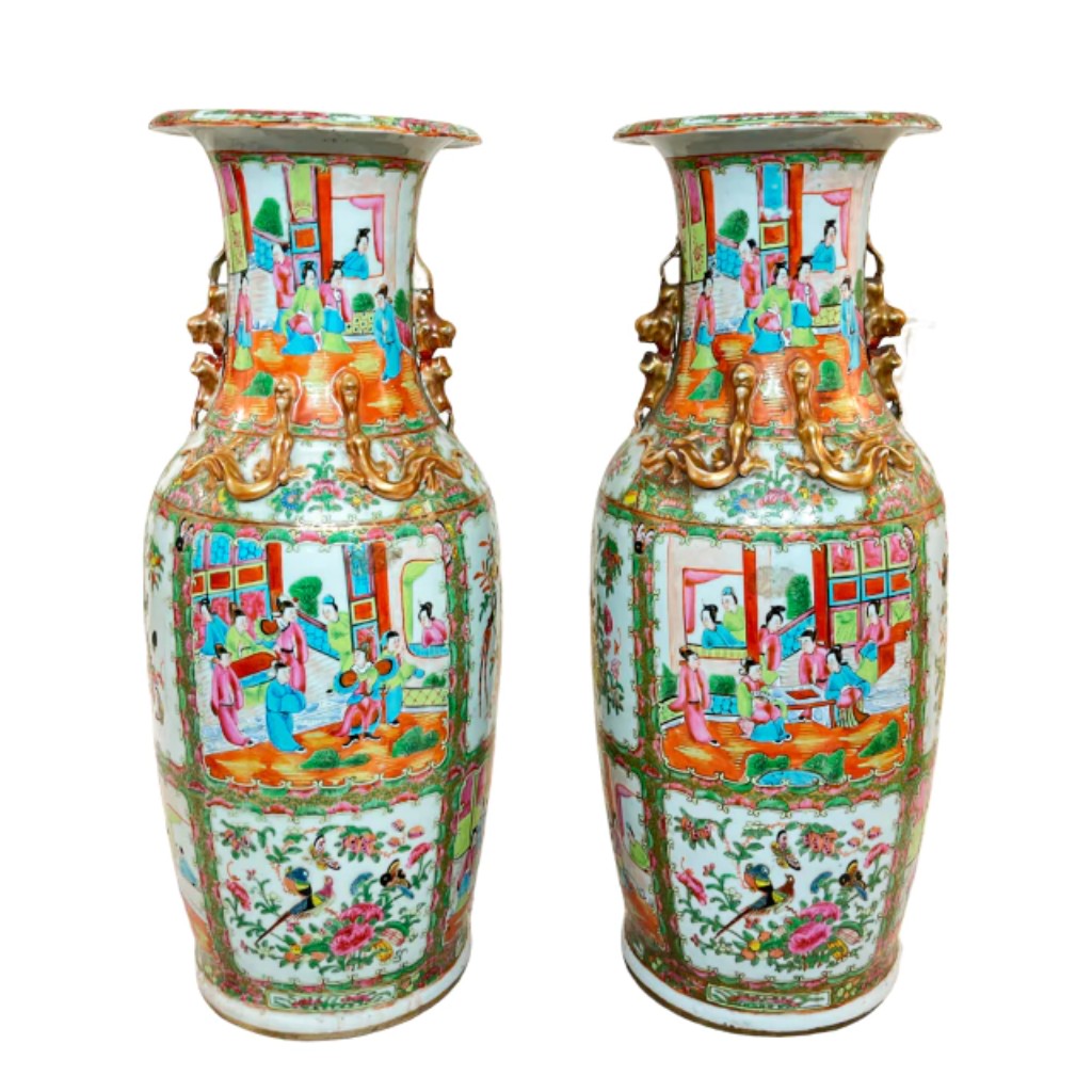 Par de grandes vasos em porcelana policromada com rica decora&ccedil;&atilde;o no estilo Mandarim, representando cenas figurativas t&iacute;picas do gosto ocidental do per&iacute;odo. Produzidos na China, durante o reinado do Imperador Daoguang (1821&ndash;1850), da Dinastia Qing, no in&iacute;cio do s&eacute;culo XIX, as pe&ccedil;as exemplificam a sofistica&ccedil;&atilde;o t&eacute;cnica e narrativa da porcelana chinesa feita para exporta&ccedil;&atilde;o.