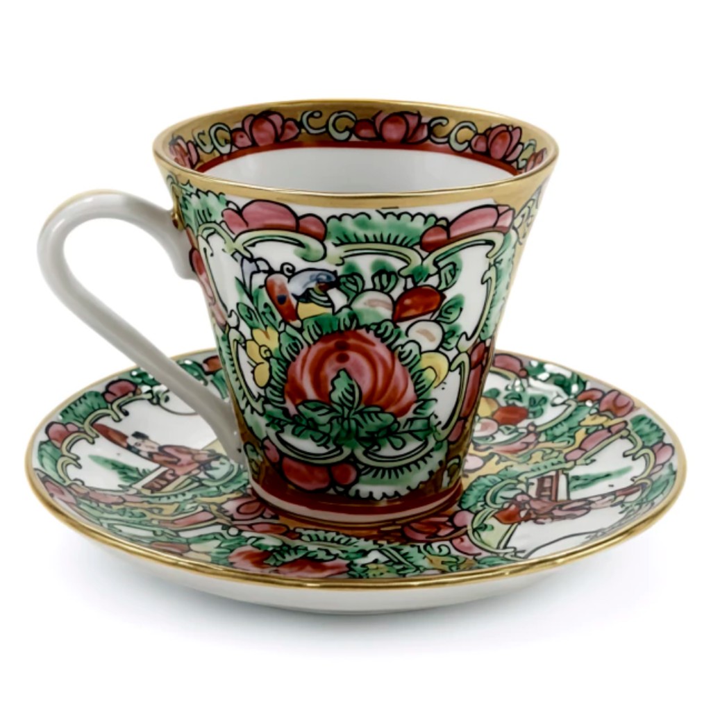 X&iacute;cara e pires em porcelana &ldquo;Mandarim&rdquo;, China, s&eacute;culo XIX, com rica decora&ccedil;&atilde;o em esmaltes policromados aplicados sobre o vidrado, destacando cenas figurativas da vida cortes&atilde; chinesa combinadas a uma elaborada composi&ccedil;&atilde;o floral e ornamental. A paleta crom&aacute;tica, com predomin&acirc;ncia de tons de rosa, verde, azul e dourado, evidencia o estilo associado &agrave; porcelana de exporta&ccedil;&atilde;o do per&iacute;odo Qing, especialmente voltada ao mercado europeu. A pe&ccedil;a demonstra alto n&iacute;vel t&eacute;cnico na pintura e no acabamento, com detalhamento minucioso nas figuras, nos elementos decorativos e na organiza&ccedil;&atilde;o das cartelas, refletindo a adapta&ccedil;&atilde;o da tradi&ccedil;&atilde;o chinesa ao gosto ocidental por narrativas visuais ricas e superf&iacute;cies densamente ornamentadas.