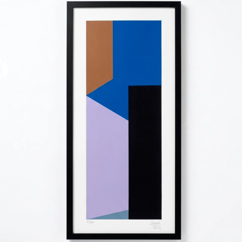 Eduardo Sued, composi&ccedil;&atilde;o geom&eacute;trica de rigor construtivo e refinado equil&iacute;brio crom&aacute;tico, estruturada por grandes campos de cor e rela&ccedil;&otilde;es espaciais precisas. A obra evidencia a pesquisa visual desenvolvida pelo artista ao longo de sua carreira, marcada pelo di&aacute;logo entre geometria, profundidade e percep&ccedil;&atilde;o visual. Considerado um dos importantes nomes da abstra&ccedil;&atilde;o geom&eacute;trica brasileira, Sued construiu uma produ&ccedil;&atilde;o reconhecida pela sofistica&ccedil;&atilde;o formal e pela investiga&ccedil;&atilde;o cont&iacute;nua das possibilidades da cor e da forma.
