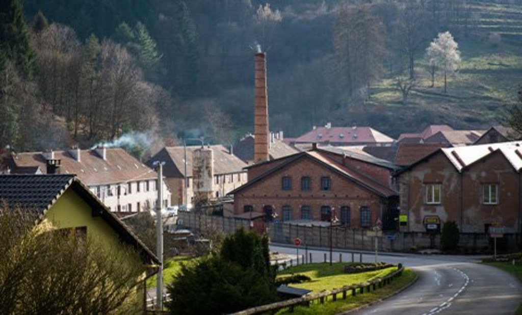 Vista da manufatura Saint-Louis na regi&atilde;o da Lorena, Fran&ccedil;a. Fundada no s&eacute;culo XVI, a cristaleria se tornou uma das mais importantes refer&ecirc;ncias hist&oacute;ricas do cristal europeu, mantendo at&eacute; hoje a tradi&ccedil;&atilde;o artesanal que marcou a produ&ccedil;&atilde;o francesa de luxo e artes decorativas ao longo dos s&eacute;culos.
