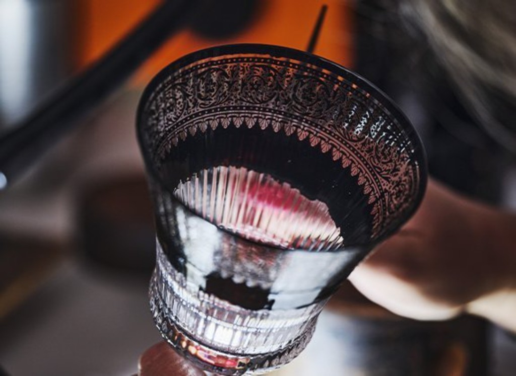 :A tradi&ccedil;&atilde;o da Saint-Louis tamb&eacute;m se destaca pelo refinamento dos cortes, grava&ccedil;&otilde;es e acabamentos decorativos aplicados ao cristal. Pe&ccedil;as como esta revelam o alto n&iacute;vel t&eacute;cnico alcan&ccedil;ado pela manufatura francesa, cuja produ&ccedil;&atilde;o combina precis&atilde;o artesanal, riqueza ornamental e forte presen&ccedil;a visual no universo das artes decorativas