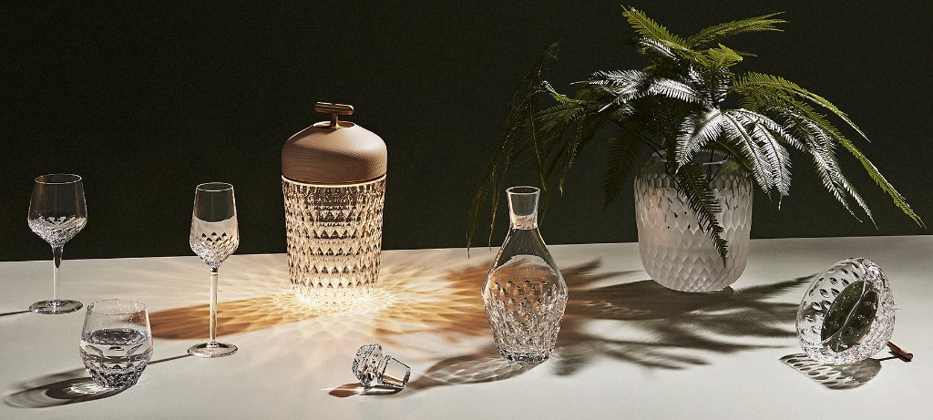 A Saint-Louis continua relevante no design contempor&acirc;neo ao reinterpretar a tradi&ccedil;&atilde;o do cristal franc&ecirc;s em pe&ccedil;as que unem sofistica&ccedil;&atilde;o, funcionalidade e presen&ccedil;a escult&oacute;rica. Nesta composi&ccedil;&atilde;o, o jogo de transpar&ecirc;ncias, cortes geom&eacute;tricos e efeitos de luz mostra como a manufatura mant&eacute;m vivo seu legado artesanal enquanto dialoga com interiores e linguagens visuais atuais.