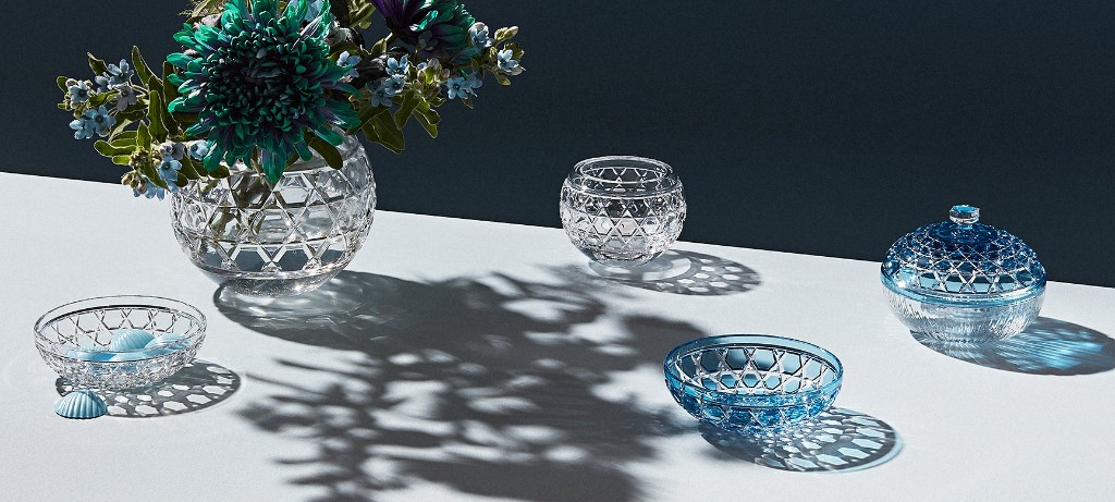Os padr&otilde;es geom&eacute;tricos e os efeitos de luz sempre tiveram papel central na produ&ccedil;&atilde;o da Saint-Louis. Nesta composi&ccedil;&atilde;o, a transpar&ecirc;ncia do cristal lapidado cria jogos visuais sofisticados que revelam a combina&ccedil;&atilde;o entre tradi&ccedil;&atilde;o artesanal, precis&atilde;o t&eacute;cnica e eleg&acirc;ncia caracter&iacute;stica das artes decorativas francesas.