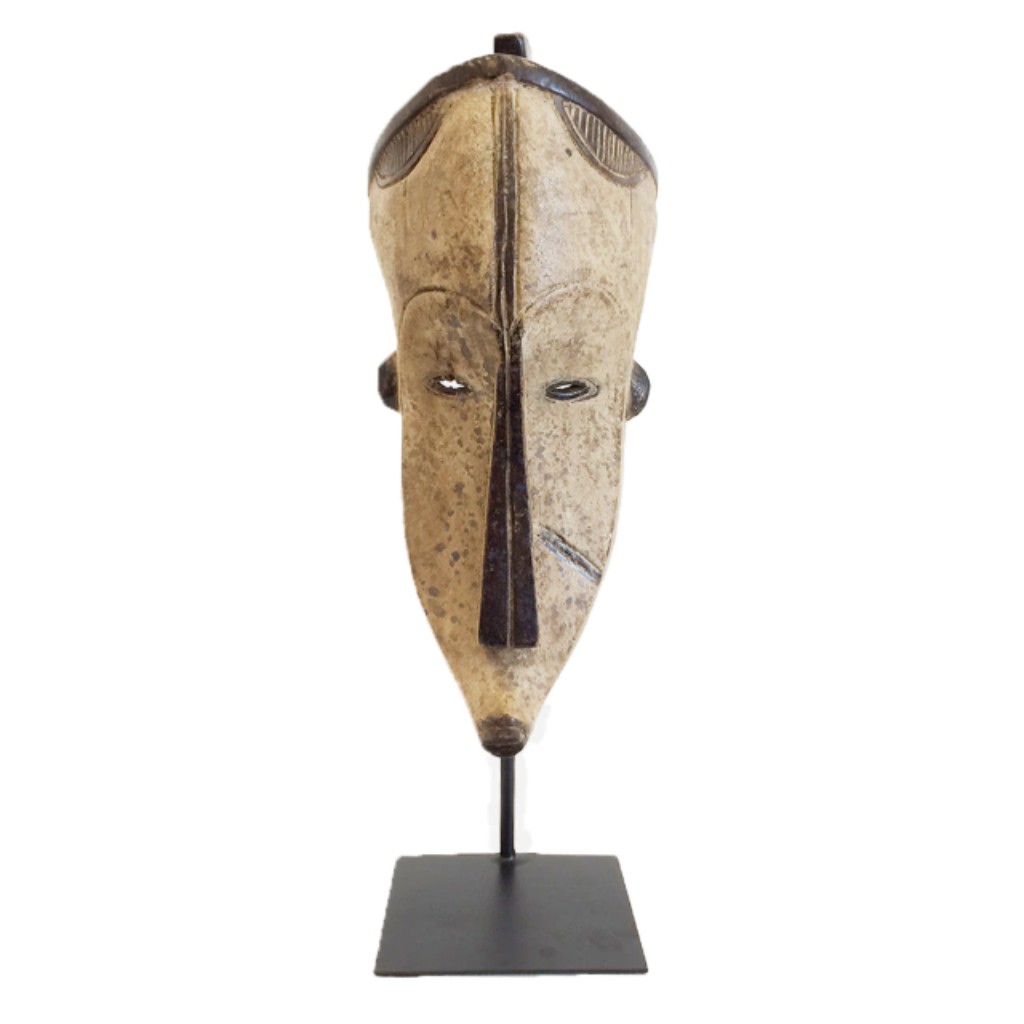 A arte tribal africana desempenha um papel fundamental no cen&aacute;rio art&iacute;stico mundial. Ao longo dos s&eacute;culos, diversas regi&otilde;es da &Aacute;frica foram ber&ccedil;o de cria&ccedil;&otilde;es art&iacute;sticas &uacute;nicas, que refletem as tradi&ccedil;&otilde;es e cren&ccedil;as das tribos locais. Esculturas, m&aacute;scaras, pinturas corporais e t&ecirc;xteis eram produzidos por artistas, utilizando diferentes materiais e t&eacute;cnicas.  O estudo e o colecionismo dessa arte proporcionam uma compreens&atilde;o mais profunda da diversidade cultural do continente africano e sua heran&ccedil;a para a constru&ccedil;&atilde;o da identidade nacional brasileira, enriquecendo o patrim&ocirc;nio art&iacute;stico e cultural do pa&iacute;s.   