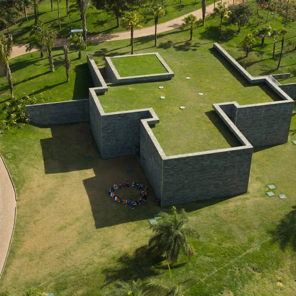 A Galeria Cosmococa re&uacute;ne instala&ccedil;&otilde;es criadas por H&eacute;lio Oiticica e Neville D'Almeida, consideradas algumas das experi&ecirc;ncias imersivas mais emblem&aacute;ticas do Instituto Inhotim. O espa&ccedil;o transforma o visitante em participante ativo da obra por meio de proje&ccedil;&otilde;es, som, luz e ambientes interativos que redefinem a rela&ccedil;&atilde;o entre p&uacute;blico e arte contempor&acirc;nea.