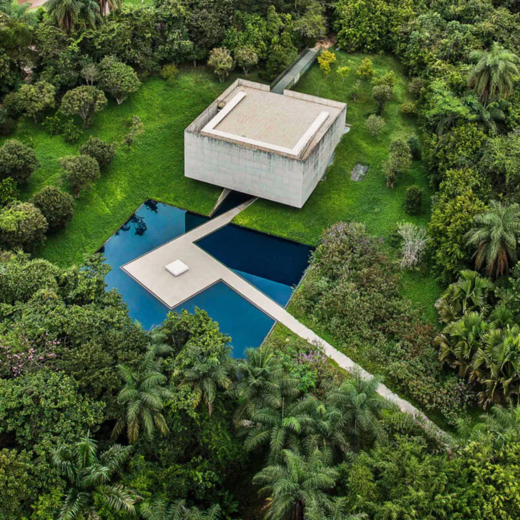 Vista dos jardins e das obras ao ar livre do Instituto Inhotim, cuja proposta inovadora uniu preserva&ccedil;&atilde;o ambiental, colecionismo e arte contempor&acirc;nea em escala monumental. Ao longo dos anos, o instituto tornou-se um dos mais importantes patrim&ocirc;nios culturais do Brasil, atraindo visitantes do mundo inteiro interessados em experi&ecirc;ncias art&iacute;sticas integradas &agrave; natureza tropical