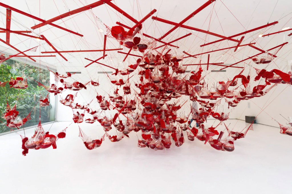 A Galeria True Rouge integra arquitetura contempor&acirc;nea e paisagem tropical em uma das composi&ccedil;&otilde;es visuais mais marcantes do Instituto Inhotim. Cercada pela vegeta&ccedil;&atilde;o exuberante dos jardins bot&acirc;nicos, a galeria sintetiza a proposta do museu de transformar arte, natureza e experi&ecirc;ncia sensorial em um &uacute;nico percurso imersivo.