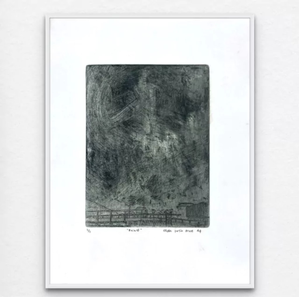 Gravura abstrata de Oscar Satio Oiwa caracterizada por atmosfera densa e composi&ccedil;&atilde;o monocrom&aacute;tica em tons escuros. A obra explora textura, profundidade e gestualidade gr&aacute;fica, criando uma paisagem visual marcada pelo contraste entre vazio, mat&eacute;ria e sil&ecirc;ncio, elementos recorrentes na produ&ccedil;&atilde;o contempor&acirc;nea do artista.