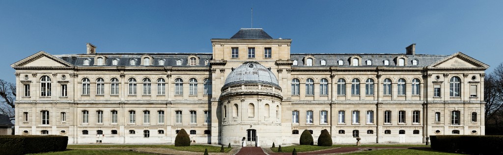 Vista hist&oacute;rica da Manufacture Royale de Porcelaine de S&egrave;vres, importante centro de produ&ccedil;&atilde;o art&iacute;stica fundado em meados do s&eacute;culo XVIII e respons&aacute;vel por algumas das porcelanas mais sofisticadas j&aacute; produzidas na Europa. A gravura retrata as instala&ccedil;&otilde;es da manufatura durante o per&iacute;odo em que a institui&ccedil;&atilde;o atuava sob prote&ccedil;&atilde;o da monarquia francesa, abastecendo pal&aacute;cios, resid&ecirc;ncias aristocr&aacute;ticas e miss&otilde;es diplom&aacute;ticas com pe&ccedil;as de extraordin&aacute;ria qualidade t&eacute;cnica e refinamento decorativo. A transfer&ecirc;ncia da manufatura para S&egrave;vres marcou o in&iacute;cio de uma nova fase de prest&iacute;gio internacional, consolidando a porcelana francesa como s&iacute;mbolo de luxo, poder e excel&ecirc;ncia art&iacute;stica durante o Antigo Regime.