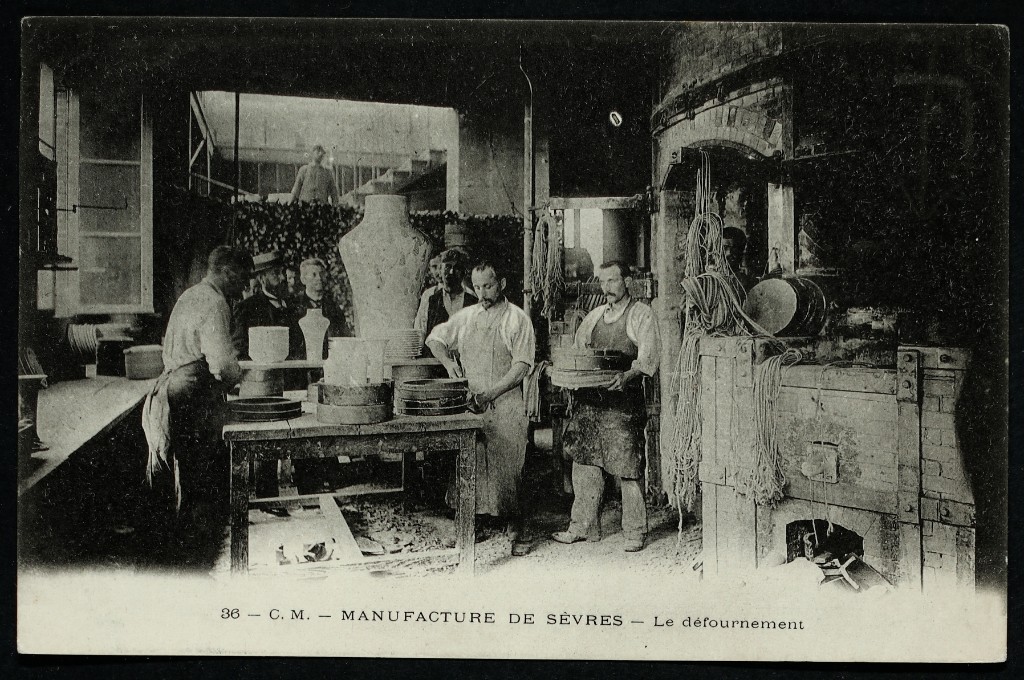 Ateli&ecirc; de modelagem da Manufacture de S&egrave;vres, onde artes&atilde;os especializados transformavam o caulim e outras mat&eacute;rias-primas em pe&ccedil;as de extraordin&aacute;ria qualidade t&eacute;cnica. A descoberta das jazidas de caulim na Fran&ccedil;a, em 1768, permitiu &agrave; manufatura abandonar gradualmente a porcelana mole e produzir porcelana dura, considerada mais resistente e sofisticada. Esse avan&ccedil;o marcou uma das etapas mais importantes da hist&oacute;ria de S&egrave;vres e consolidou sua posi&ccedil;&atilde;o entre as maiores manufaturas de porcelana da Europa.