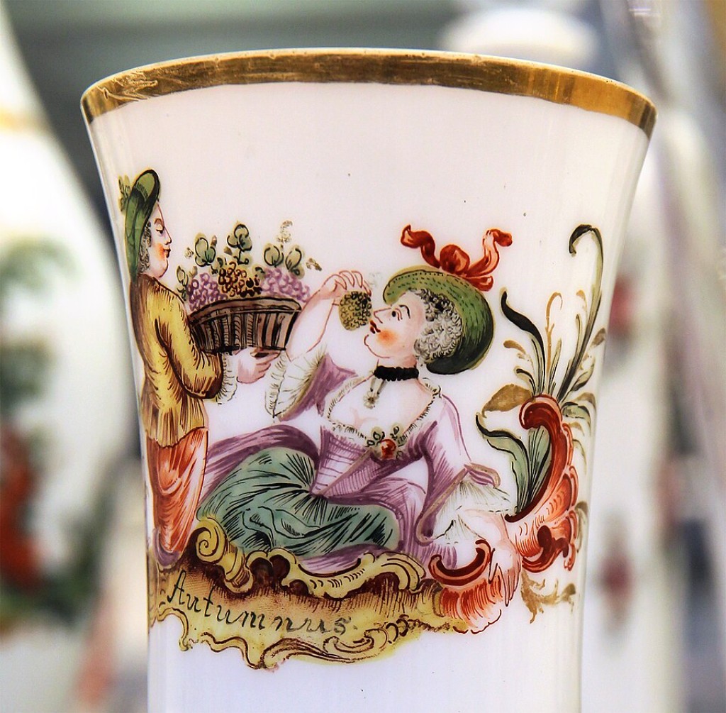 Este raro frasco produzido no final do s&eacute;culo XVIII ilustra a versatilidade criativa das manufaturas bo&ecirc;mias. Seu acabamento em vidro branco esmaltado foi desenvolvido para reproduzir a apar&ecirc;ncia da porcelana oriental, cuja est&eacute;tica exercia enorme fasc&iacute;nio sobre os colecionadores europeus da &eacute;poca. A pe&ccedil;a evidencia a capacidade dos artes&atilde;os da Bo&ecirc;mia de adaptar influ&ecirc;ncias internacionais e transform&aacute;-las em obras originais de grande valor art&iacute;stico.