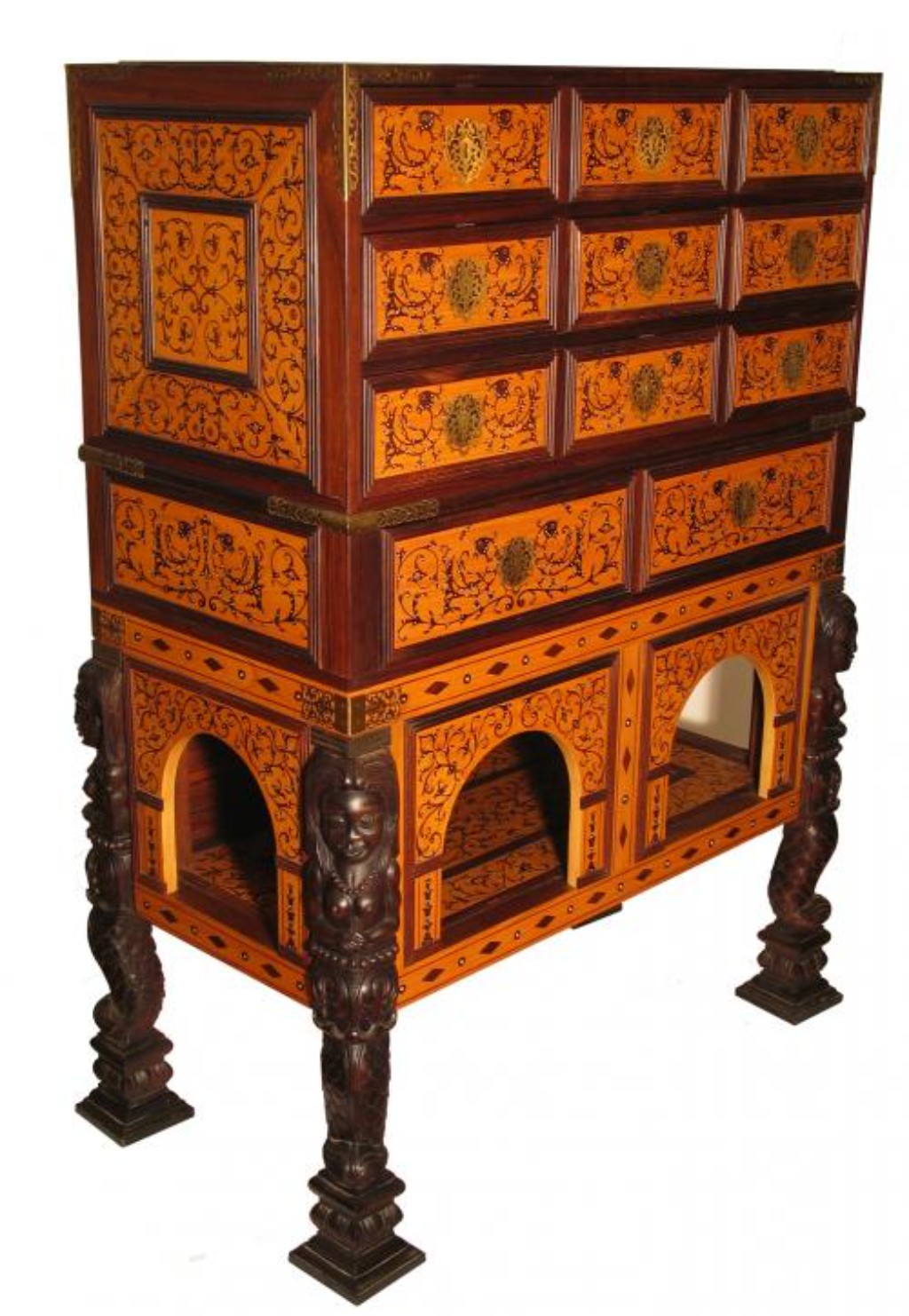 Contador luso-português dos séculos XVII–XVIII, exemplo da influência portuguesa na formação do mobiliário brasileiro. Produzido em madeira nobre e ricamente decorado com marchetaria, ferragens em metal e elementos escultóricos, esse tipo de móvel inspirou marceneiros que atuaram no Brasil durante o período colonial, dando origem a uma tradição que combinou modelos europeus com madeiras brasileiras como o jacarandá da Bahia.