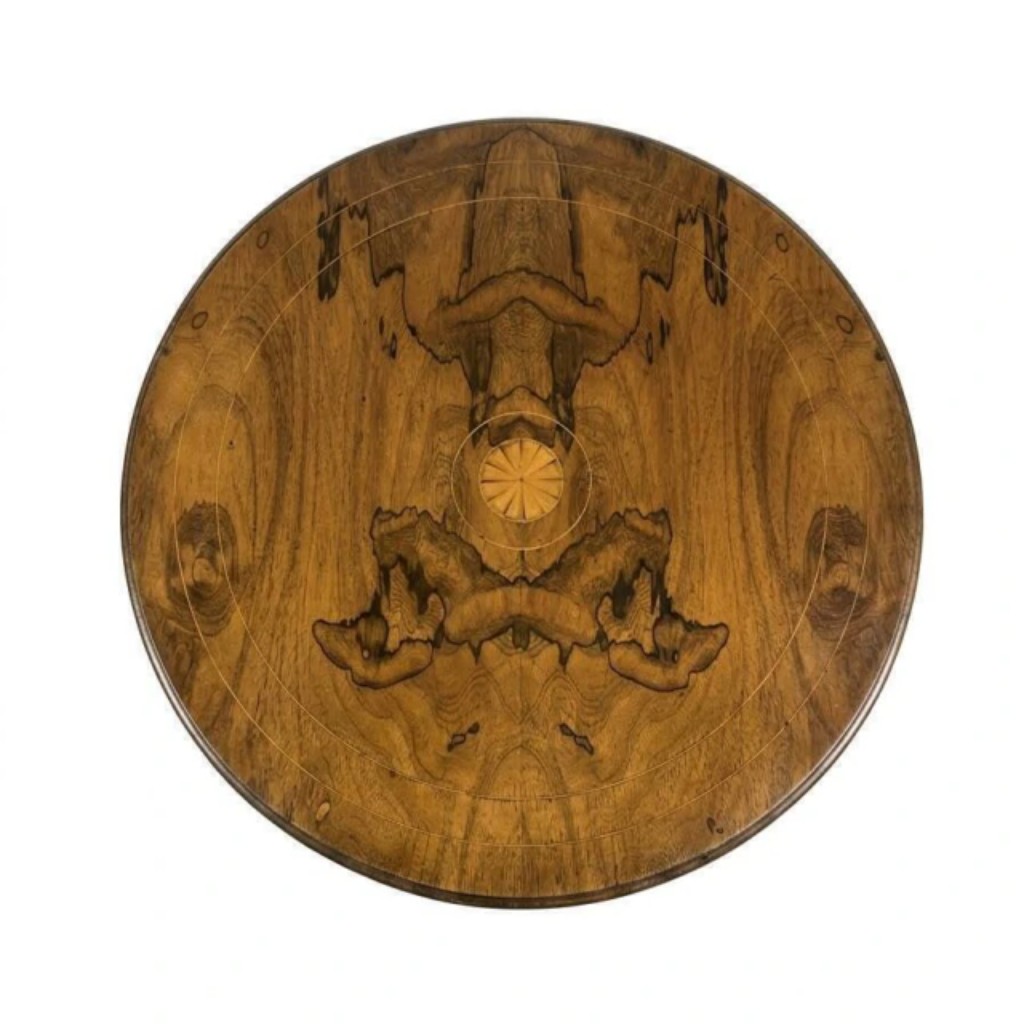 Mesa de apoio em madeira nobre com tampo circular adornado por marchetaria floral central, apoiada sobre oito colunas torneadas em duplo arranjo, unidas por prateleira inferior circular com medalhão em marchetaria, rematadas por quatro pés recurvados. Inglaterra, século XIX