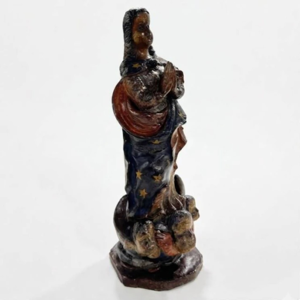 Escultura de Nossa Senhora da Concei&ccedil;&atilde;o em barro (terracota) policromado &mdash; exemplar da rara imagin&aacute;ria paulista dos primeiros anos do s&eacute;c. XVIII, com m&atilde;os postas em ora&ccedil;&atilde;o, envolta em manto azul sobre t&uacute;nica vermelha, apoiada sobre lua crescente amparada por querubins alados. Brasil, S&atilde;o Paulo, come&ccedil;o do s&eacute;c. XVIII