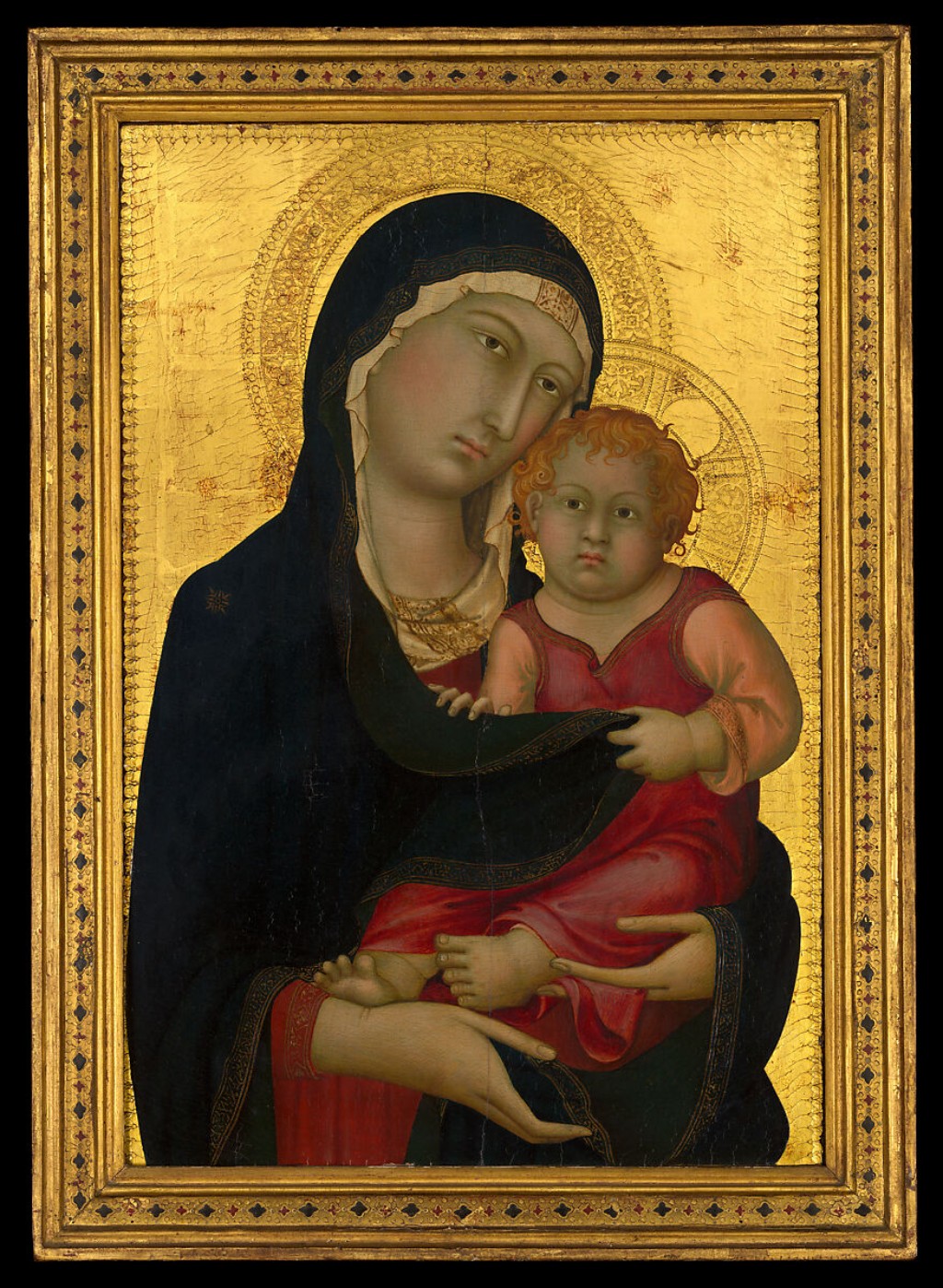 Simone Martini foi um dos principais pintores de sua &eacute;poca; sua t&eacute;cnica altamente refinada e sua capacidade descritiva n&atilde;o tinham igual na Europa, rendendo-lhe o elogio e a amizade do poeta italiano Petrarca (1304&ndash;1374). Este painel, juntamente com uma obra relacionada que retrata S&atilde;o Ansano (da Cole&ccedil;&atilde;o Robert Lehman, 1975.1.13) e um terceiro painel representando Santo Andr&eacute; (41.100.23, da Cole&ccedil;&atilde;o de Pinturas Europeias), integrava um ret&aacute;bulo possivelmente encomendado pelo governo c&iacute;vico de Siena. O formato do pol&iacute;ptico (ret&aacute;bulo de m&uacute;ltiplos pain&eacute;is) era bastante incomum, pois a imagem central &mdash; a presente *Madona com o Menino* &mdash; tinha o mesmo tamanho dos pain&eacute;is laterais, permitindo que todo o ret&aacute;bulo, concebido para ser port&aacute;til, fosse facilmente dobrado e transportado. Assim como os outros dois pain&eacute;is deste pol&iacute;ptico pertencentes ao acervo do Museu, a *Madona com o Menino* preserva sua moldura original intacta. No s&eacute;culo XV, os pain&eacute;is de Simone foram incorporados como elementos centrais de um ret&aacute;bulo maior na capela principal do Palazzo Pubblico, a sede da prefeitura de Siena. Os cinco pain&eacute;is do ret&aacute;bulo s&atilde;o, da esquerda para a direita: S&atilde;o Ansano (Cole&ccedil;&atilde;o Robert Lehman, MMA), S&atilde;o Pedro (Museo Thyssen-Bornemisza, Madri), *Madona com o Menino* (Cole&ccedil;&atilde;o Robert Lehman, MMA), Santo Andr&eacute; (Pinturas Europeias, MMA) e S&atilde;o Lucas (J. Paul Getty Museum, Los Angeles).