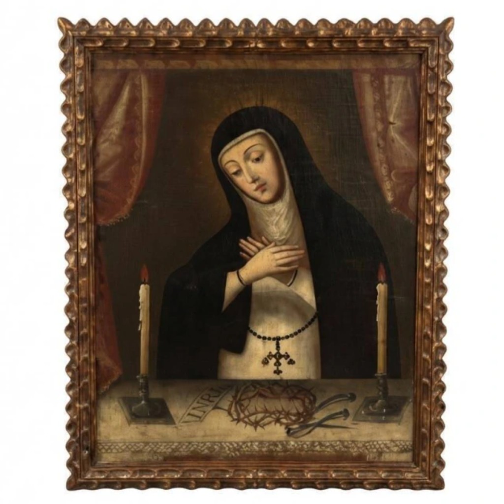 &Oacute;leo sobre tela representando A Virgem da Soledade (Nuestra Se&ntilde;ora de la Soledad), Nossa Senhora em atitude de luto ap&oacute;s a morte de Cristo, iconografia de origem espanhola muito difundida na devo&ccedil;&atilde;o hispano-americana da Contra-Reforma, envolta em manto negro com v&eacute;u e touca brancos, m&atilde;os cruzadas sobre o peito e ros&aacute;rio &agrave; cintura, diante das ins&iacute;gnias da Paix&atilde;o (coroa de espinhos, cravos e cartela INRI) dispostas sobre a mesa, ladeada por dois casti&ccedil;ais em prata com velas acesas, sob cortinado teatral vermelho. Escola Cusquenha, Am&eacute;rica Espanhola, s&eacute;culo XVIII. Moldura em madeira dourada com borda em fest&atilde;o. Ex-cola&ccedil;&atilde;o Aldo Franco. &nbsp;