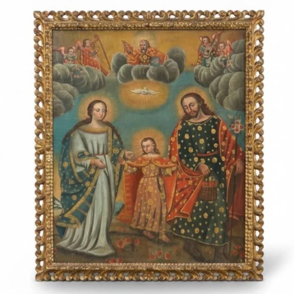 Pintura de alta qualidade em &oacute;leo sobre tela representando a Sagrada Fam&iacute;lia: Nossa Senhora, o Menino Jesus e S&atilde;o Jos&eacute; de m&atilde;os dadas; sob Deus Pai entronado nas nuvens e o Esp&iacute;rito Santo em forma de pomba entre eles, ladeados por anjos m&uacute;sicos tangendo harpa, ala&uacute;de e viol&atilde;o. Executada em rica policromia com brocateado dourado &mdash; as vestes ornamentadas com florzinhas em folha de ouro sobre fundo escuro, caracter&iacute;stica marcante do fazer cusquenho. Escola Cusquenha, Am&eacute;rica Espanhola, s&eacute;c. XVIII-XIX. Bela moldura entalhada, vazada e dourada a ouro.  