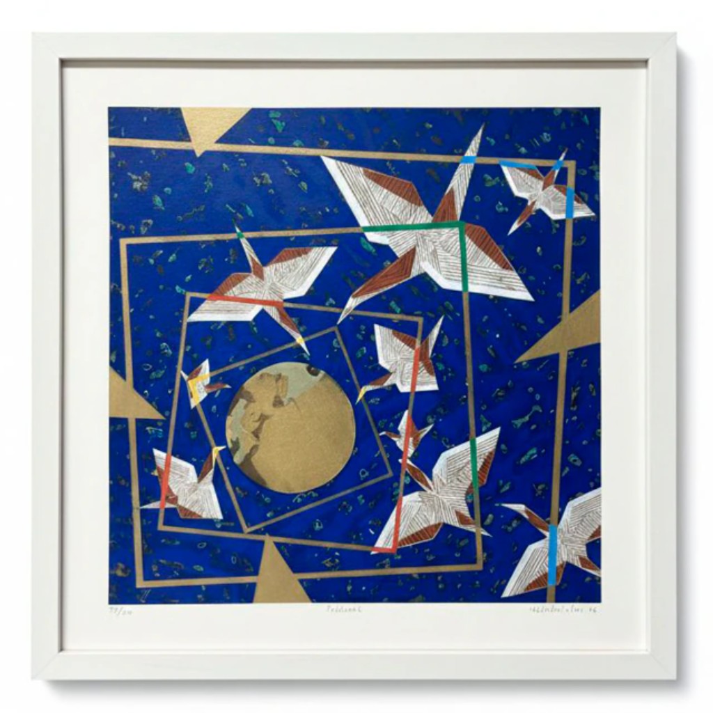 P&aacute;ssaros, de Kazuo Wakabayashi, 2006. A composi&ccedil;&atilde;o apresenta p&aacute;ssaros estilizados em movimento sobre um fundo azul, em uma obra de forte car&aacute;ter geom&eacute;trico e ornamental. A moldura branca de linhas simples cria um contraste com a composi&ccedil;&atilde;o e evidencia a obra como um elemento central.