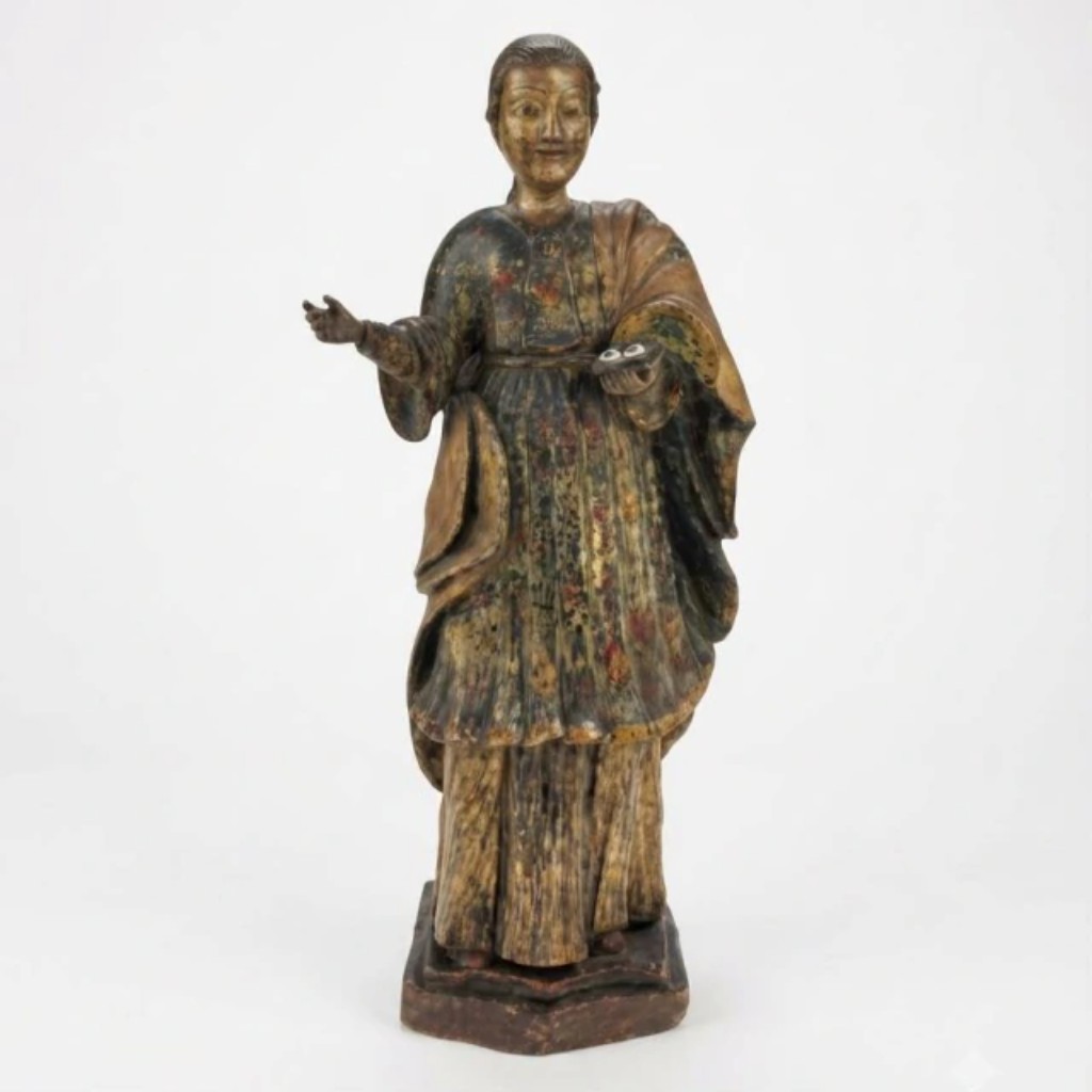 Escultura de Santa Luzia &mdash; m&aacute;rtir do s&eacute;c. IV, padroeira dos olhos e da vis&atilde;o &mdash; em terracota policromada e dourada a ouro, portando seu atributo iconogr&aacute;fico: prato com os dois olhos, alus&atilde;o &agrave; lenda de seu mart&iacute;rio. Envolta em manto e t&uacute;nica ricamente estofada com decora&ccedil;&atilde;o floral em policromia sobre fundo escuro, apoiada em base octogonal. Exemplar da rara imagin&aacute;ria paulista do per&iacute;odo colonial, pe&ccedil;a j&aacute; examinada pelo Iphan. Brasil, S&atilde;o Paulo, s&eacute;c. XVII-XVIII.