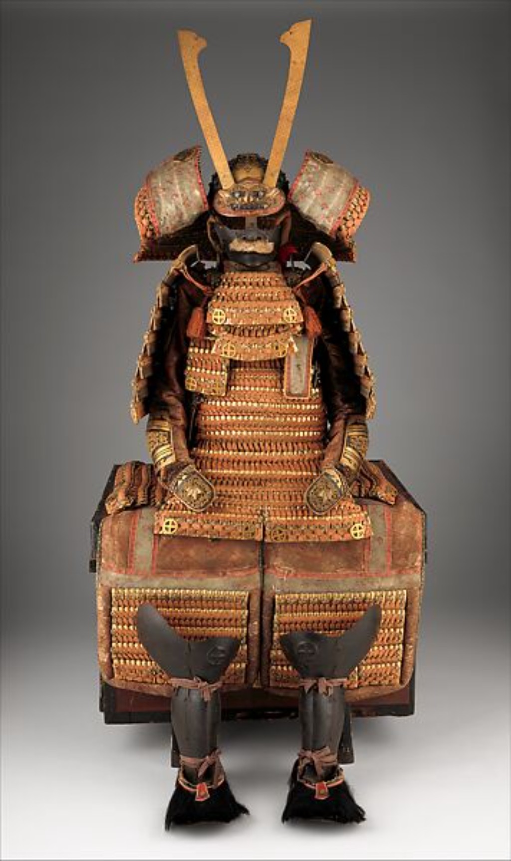 Armadura yoroi de cavalaria japonesa, modelo clássico utilizado pelos samurais durante os períodos Heian (794–1185) e Kamakura (1185–1333). Composta por kabuto (elmo), dō (couraça), kusazuri (saiote articulado) e sode (protetores de ombro), tornou-se um dos maiores símbolos da tradição guerreira do Japão