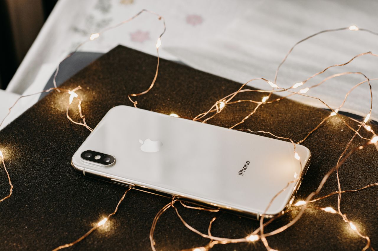 Pantalla de iPhone iluminada mostrando funciones de apple intelligence experiencia cotidiana