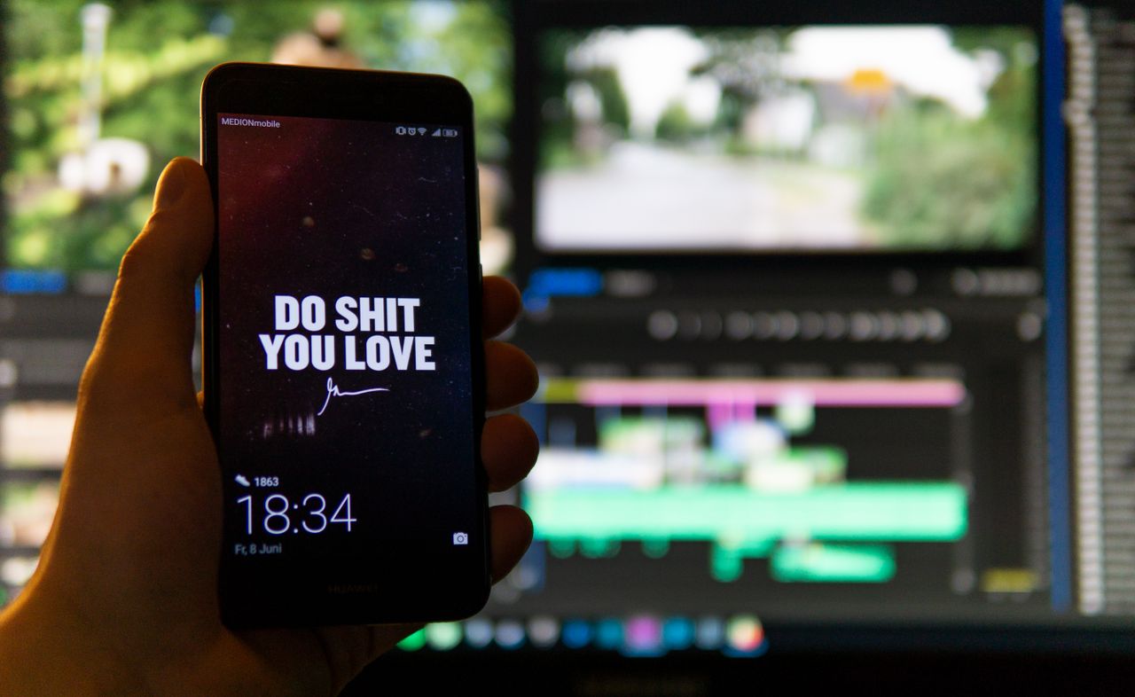 iPhone mostrando interfaz de edición de video en Apple Creator Studio