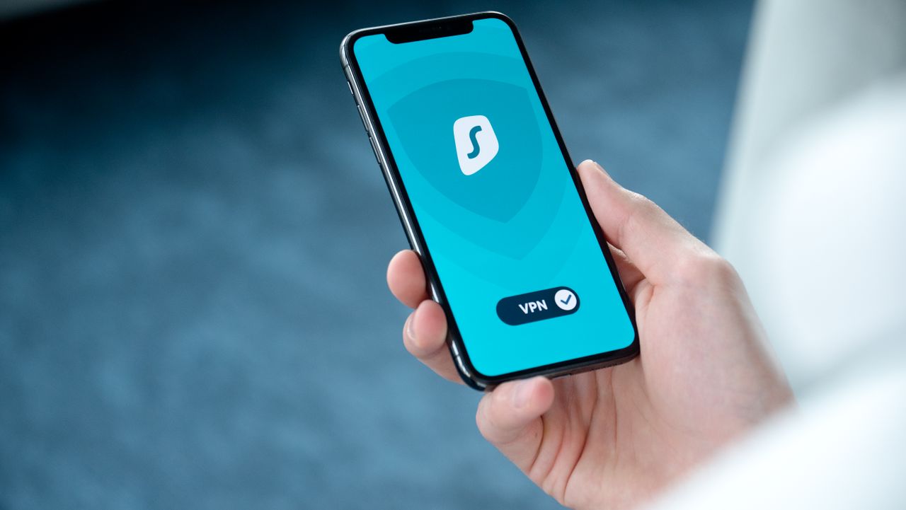 iPhone con configuración de privacidad, ecosistema Apple lentes inteligentes