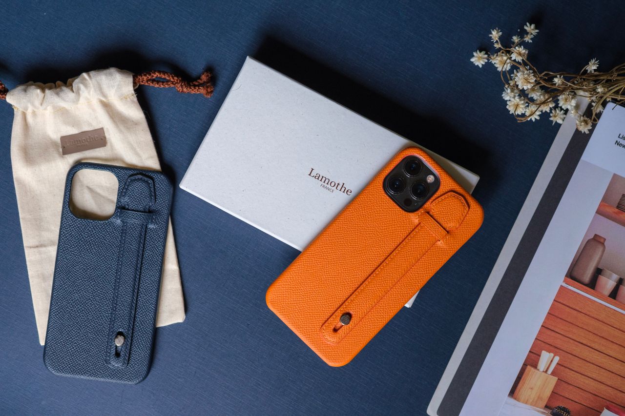 Funda de cuero iPhone SATINE accesorio premium ecosistema Apple