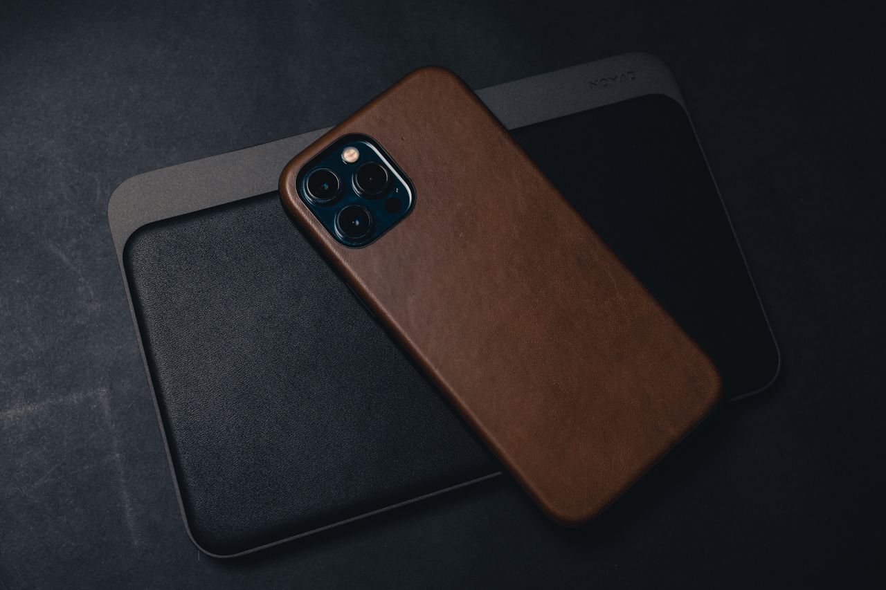 Detalle de funda de cuero genuino para iPhone, accesorio premium para proteger el equipo