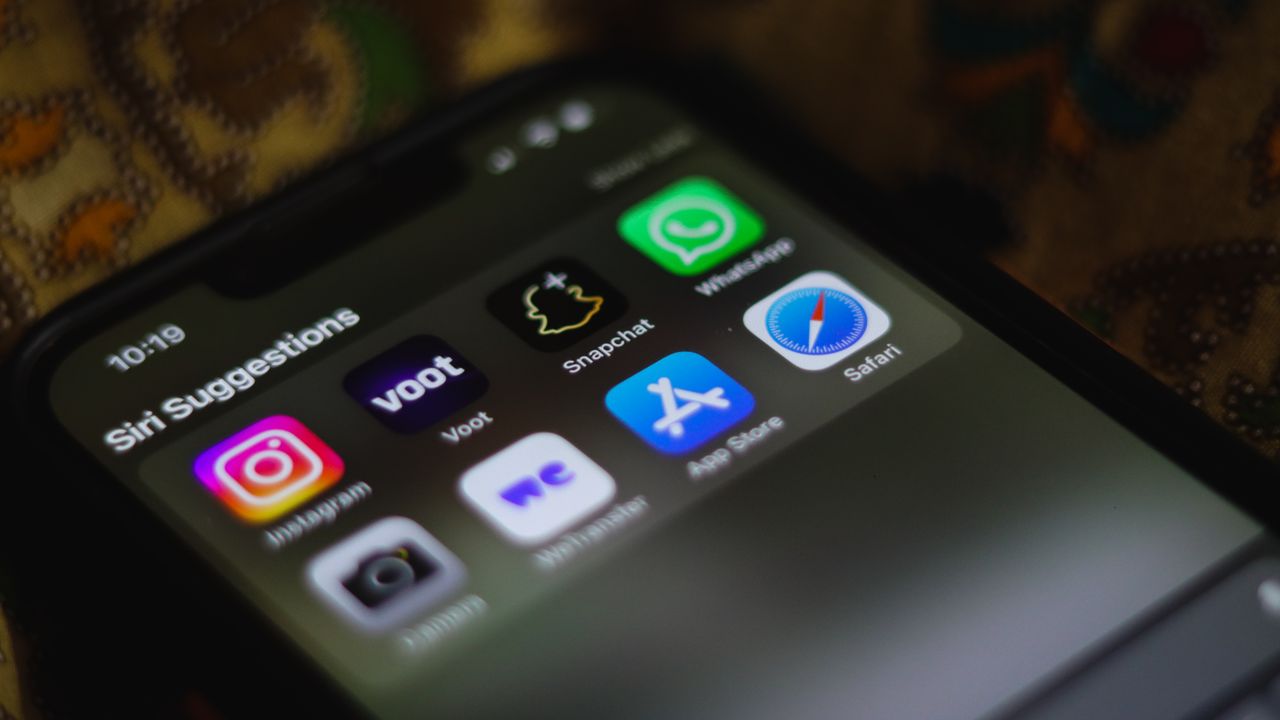 Pantalla de iPhone mostrando la interfaz de Siri con Apple Intelligence activa