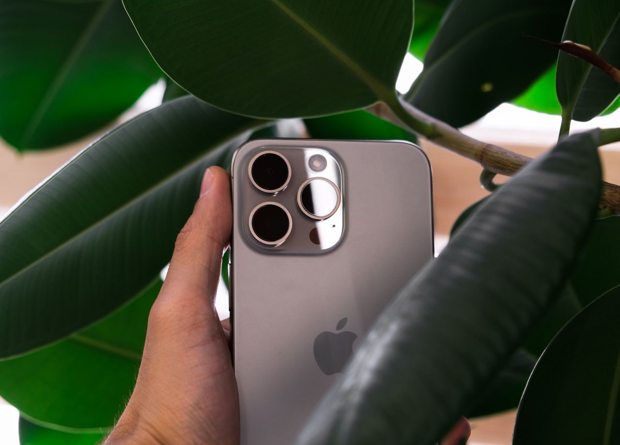 iPhone 18 Pro en titanio sobre escritorio minimalista, sin funda, mostrando el acabado del dispositivo