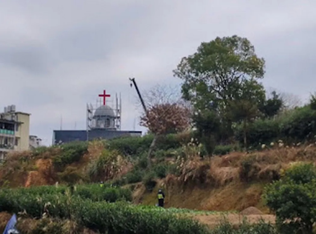 China Demole Igreja Protestante e Intensifica Repressão Contra Cristãos Subterrâneos