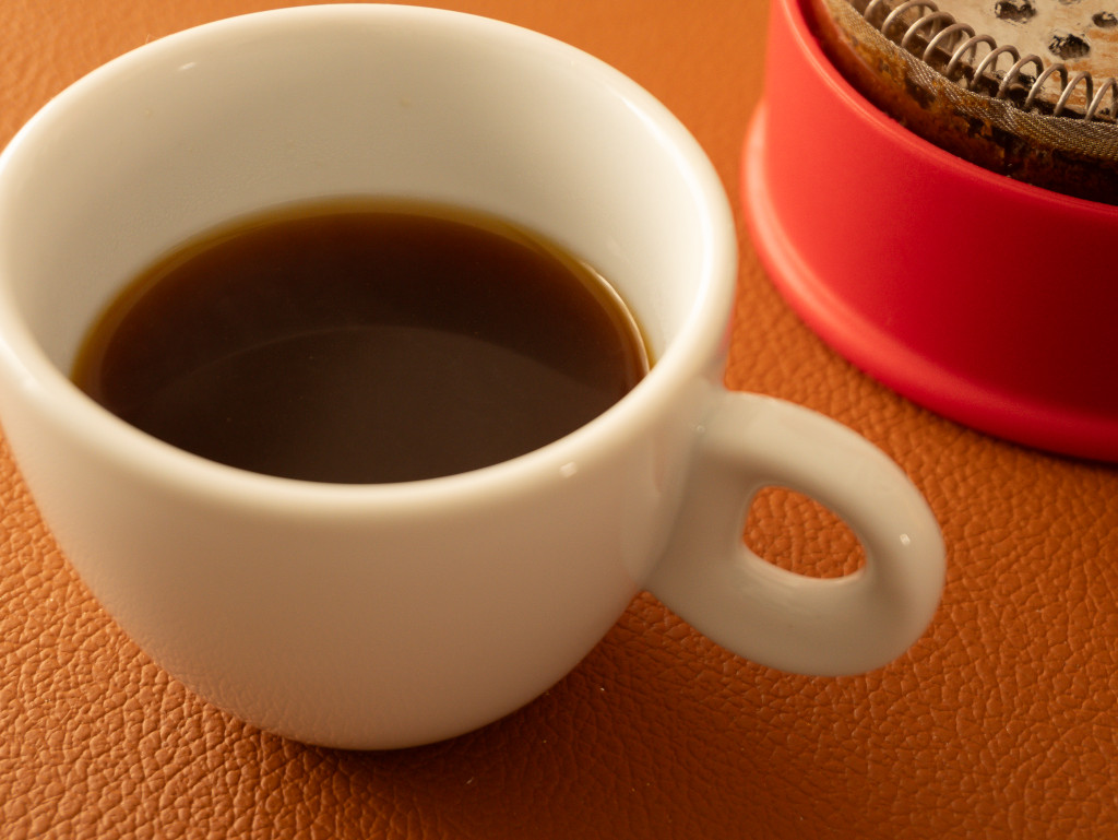 X&iacute;cara com caf&eacute; preparado na French Press