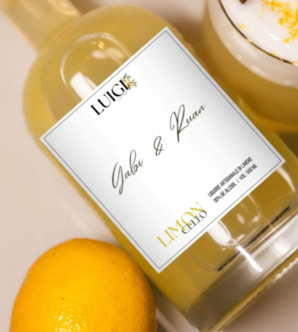 Garrafa Luigi Limoncello personalizada com nomes dos noivos para kit de padrinhos
