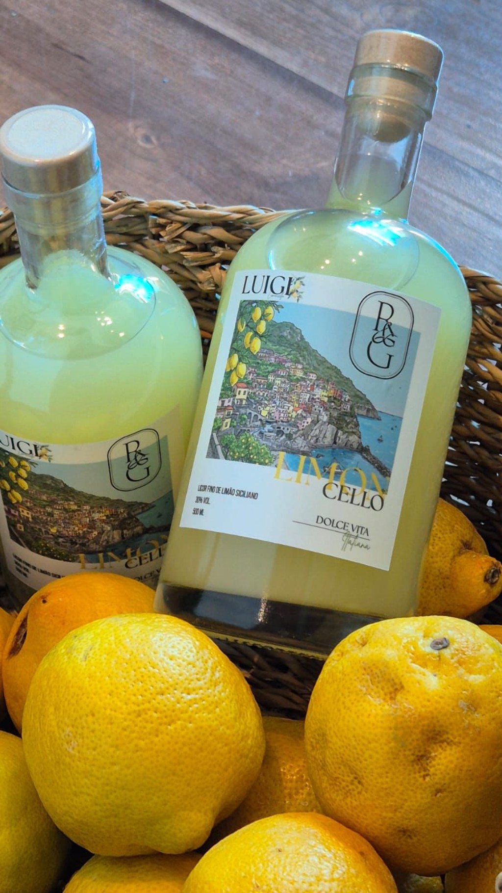 Garrafas Luigi Limoncello com monograma em cesta de lim&otilde;es sicilianos