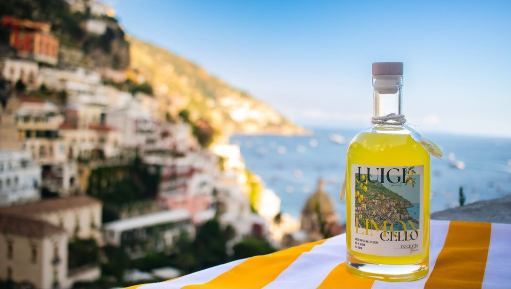 Limoncello artesanal Luigi com paisagem da Costa Amalfitana ao fundo