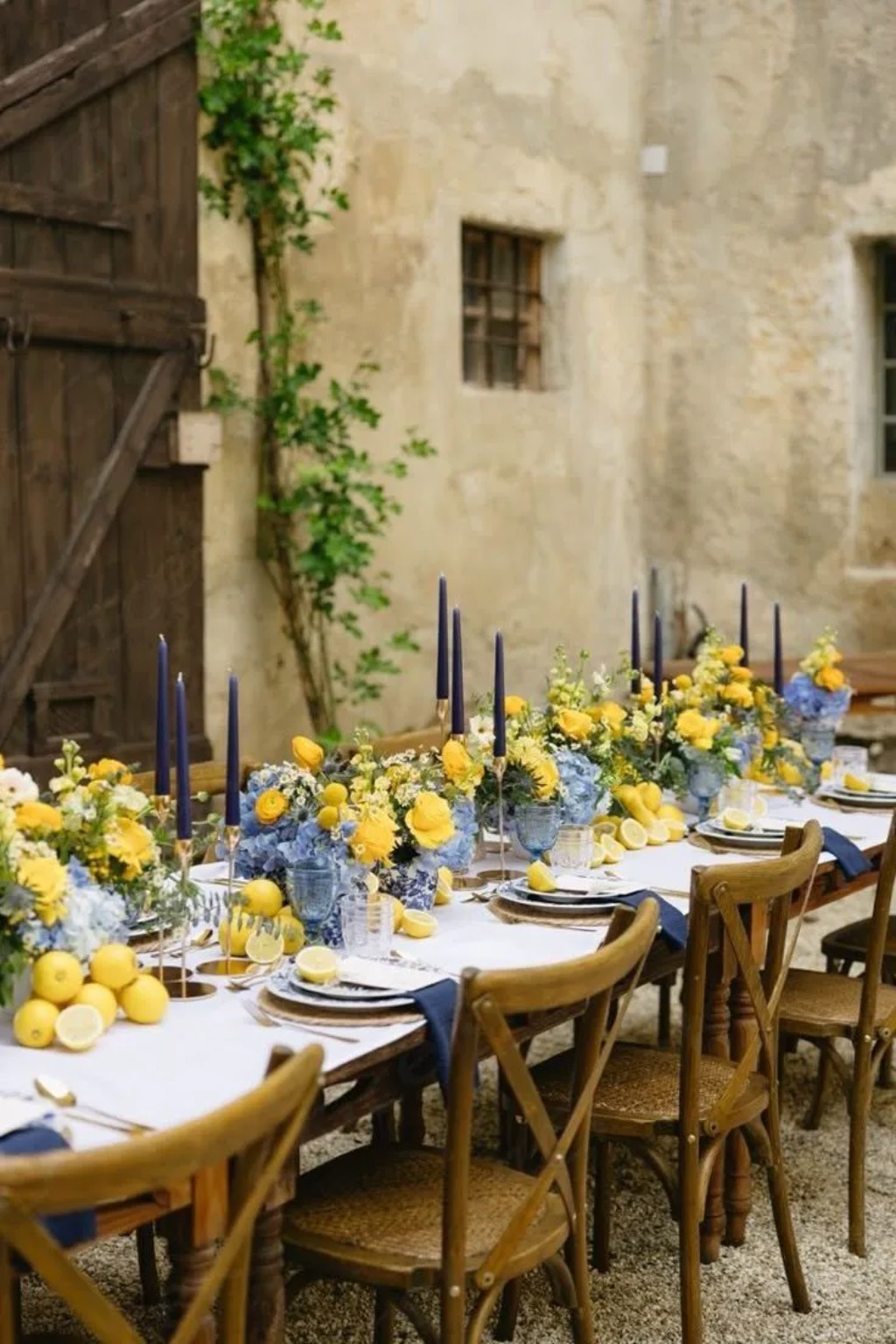 Torre de ta&ccedil;as de Limoncello Spritz em casamento italiano