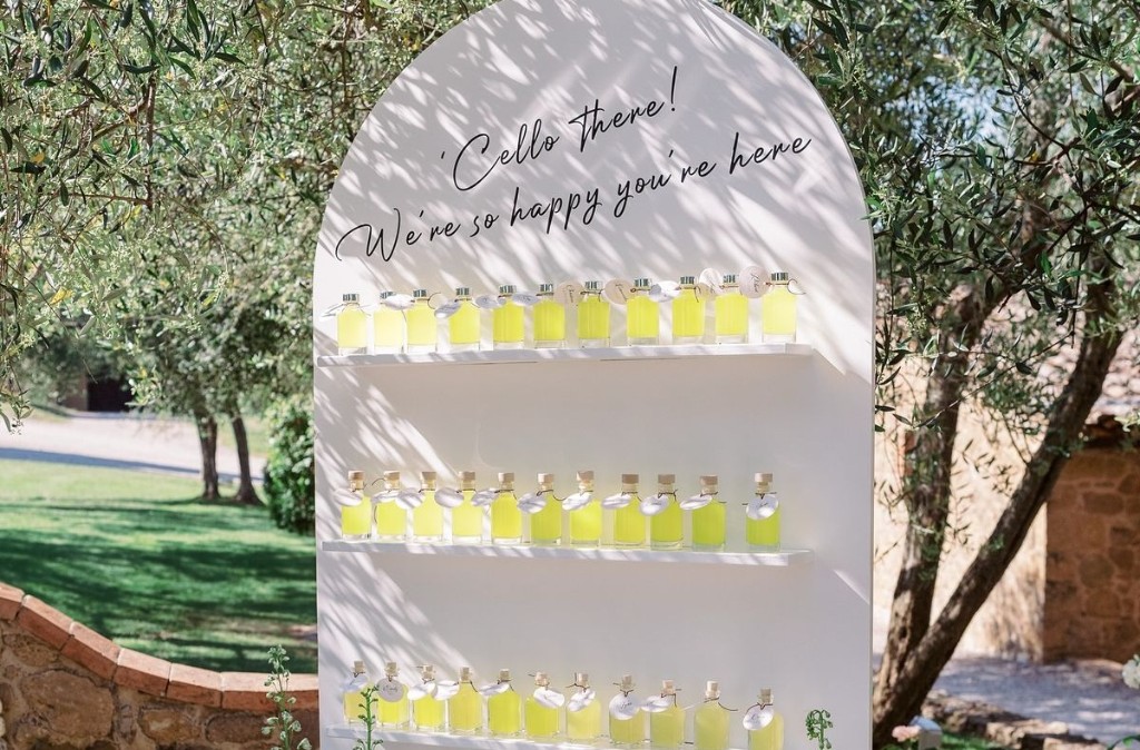 Parede de garrafas personalizadas Luigi Limoncello como lembran&ccedil;a de casamento