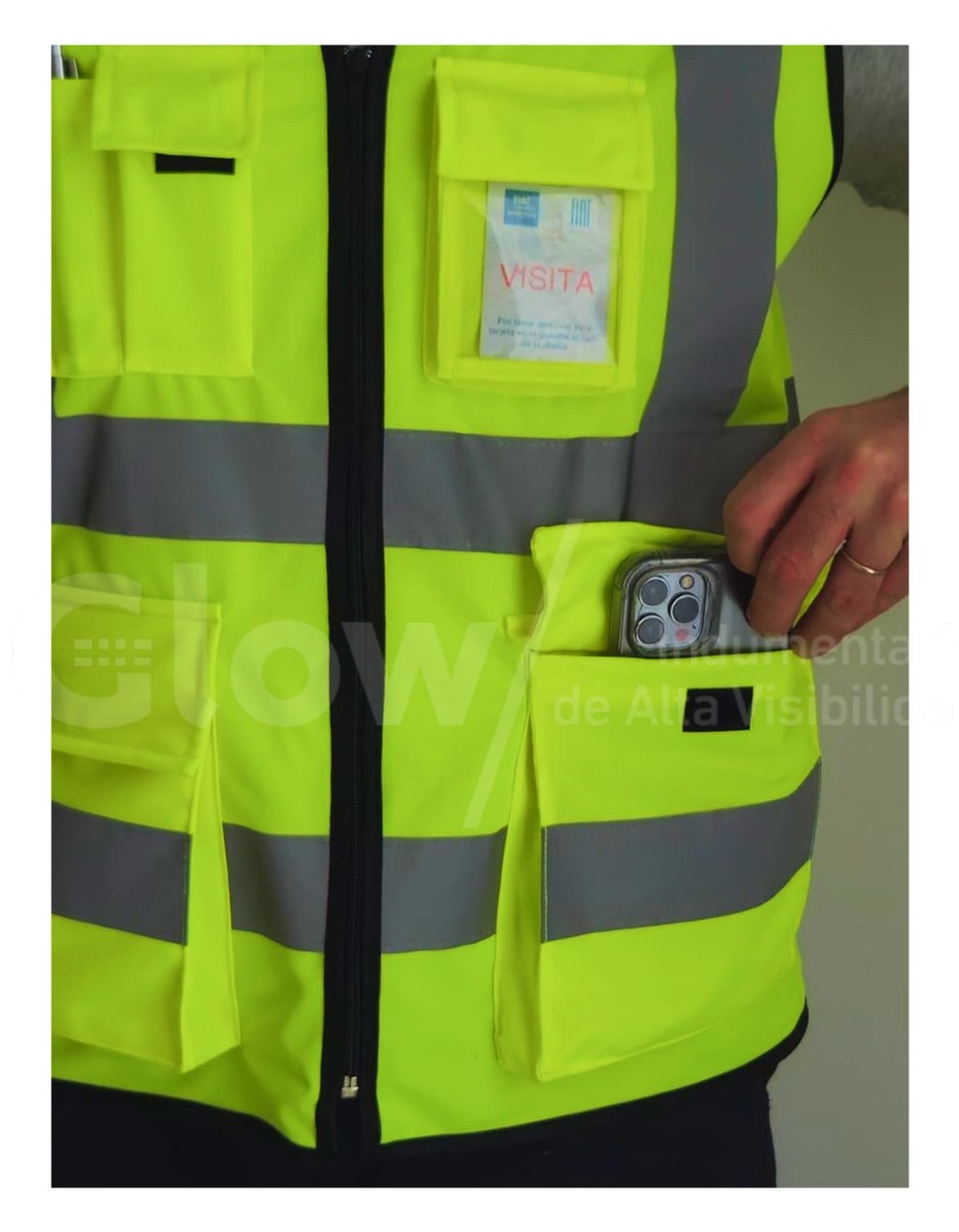 Chaleco reflectivo marca Glow modelo Lux Pro color amarillo - zoom bolsillos cargados
