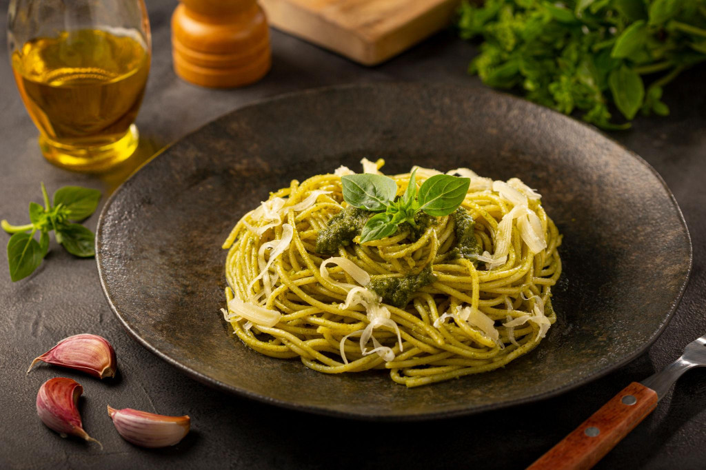 Plato de fideos en salsa Pesto