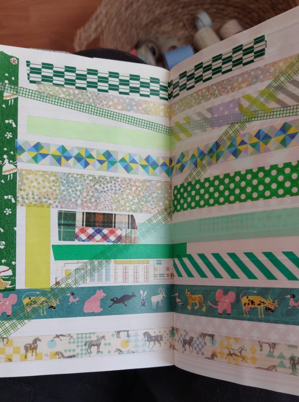 P&aacute;gina de scrapbook o journal terminada decorada con una combinaci&oacute;n de distintas washi tapes.