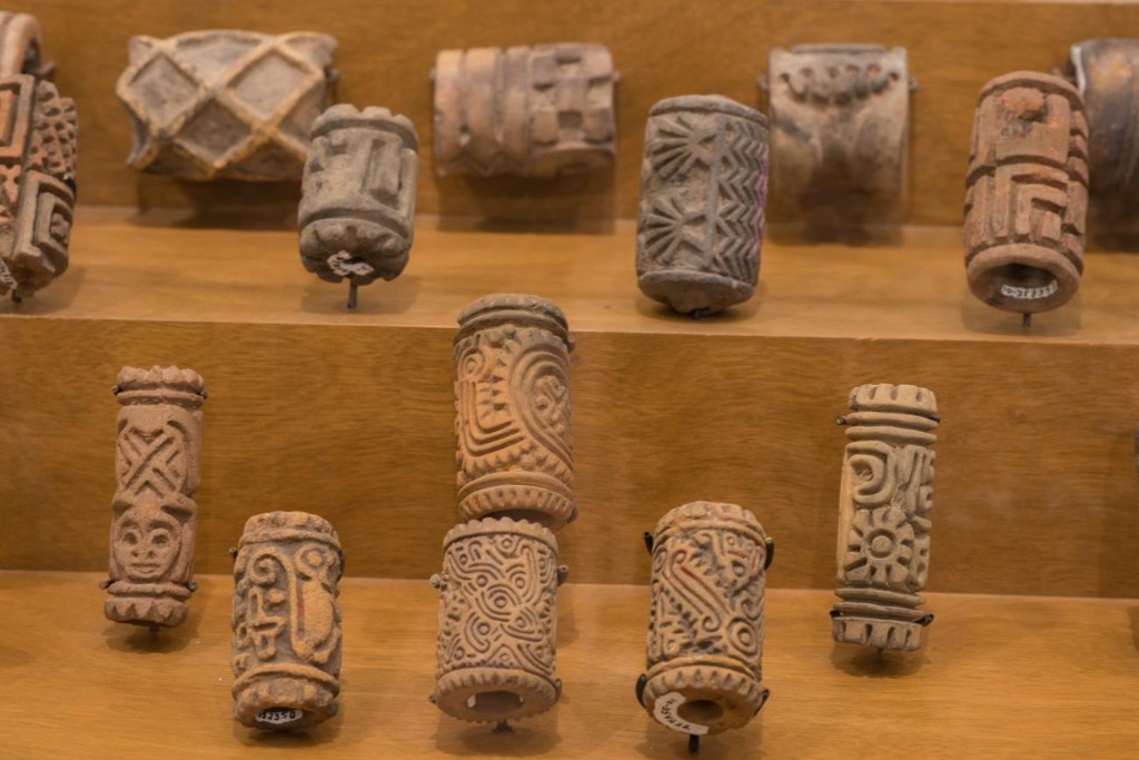 Sellos prehisp&aacute;nicos tallados, de formas cil&iacute;ndricas