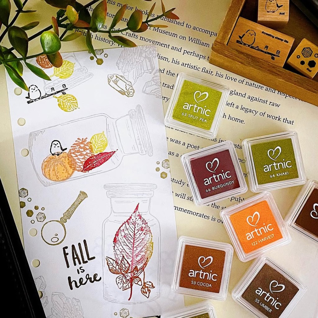 Almohadillas Artnic en paleta oto&ntilde;al, sobre una composici&oacute;n de sellos con tem&aacute;tica de oto&ntilde;o