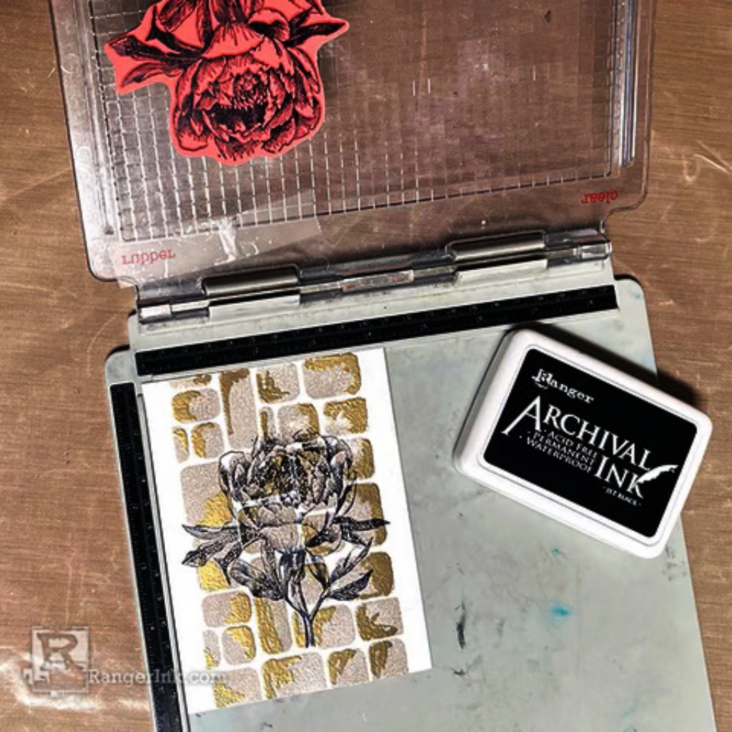 tinta archival aplicada en un sello de tim holtz