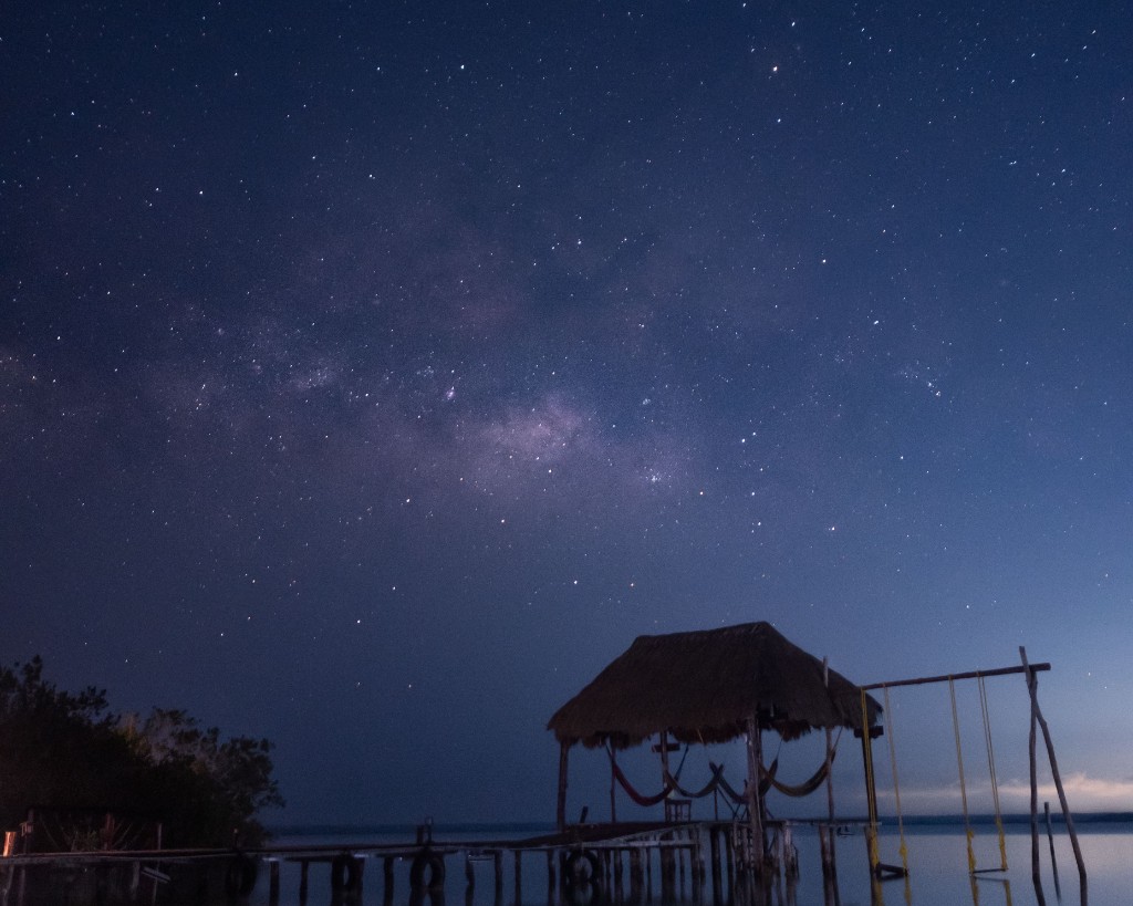 Muelle bajo un cielo estrellado
